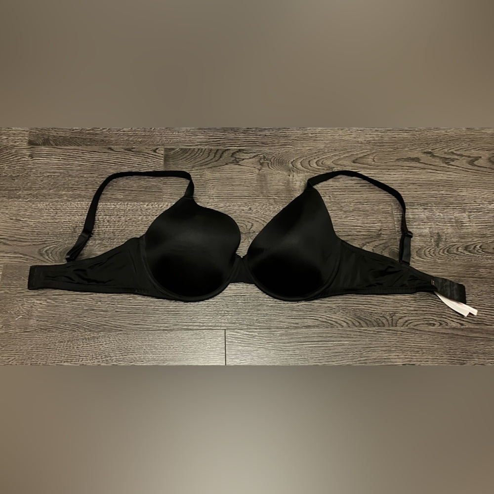 Victoria Secret bra in black size 40 DD. Never been worn.